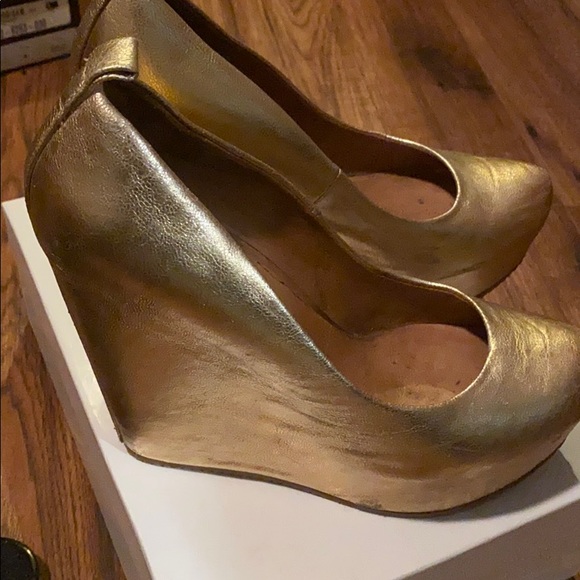 Gold wedges - Picture 2 of 2